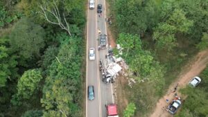 Leia mais sobre o artigo Tragédia na MGC-120: pai e filho morrem após caminhão perder o controle e tombar sobre Fiat Uno entre São Pedro do Suaçuí-MG e José Raydan-MG