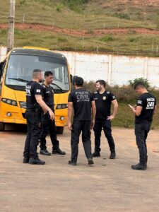 Leia mais sobre o artigo Polícia Civil realiza fiscalização no transporte escolar de Cantagalo e três veículos terceirizados são recolhidos por apresentarem irregularidades