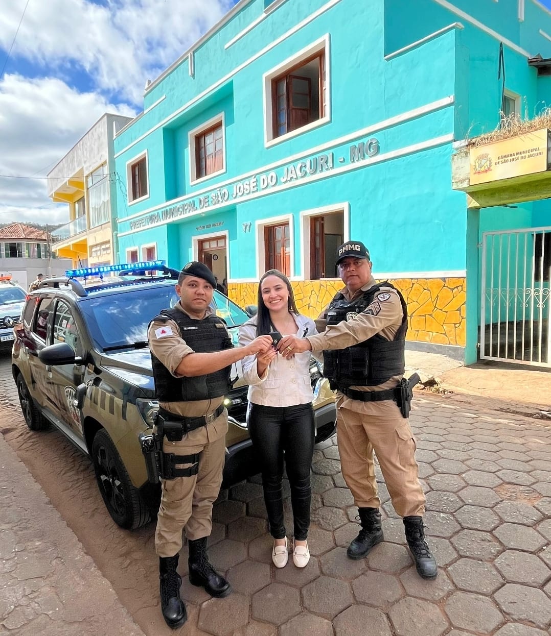 No momento, você está visualizando São José do Jacuri-MG fortalece a segurança pública com entrega de nova viatura para a Polícia Militar